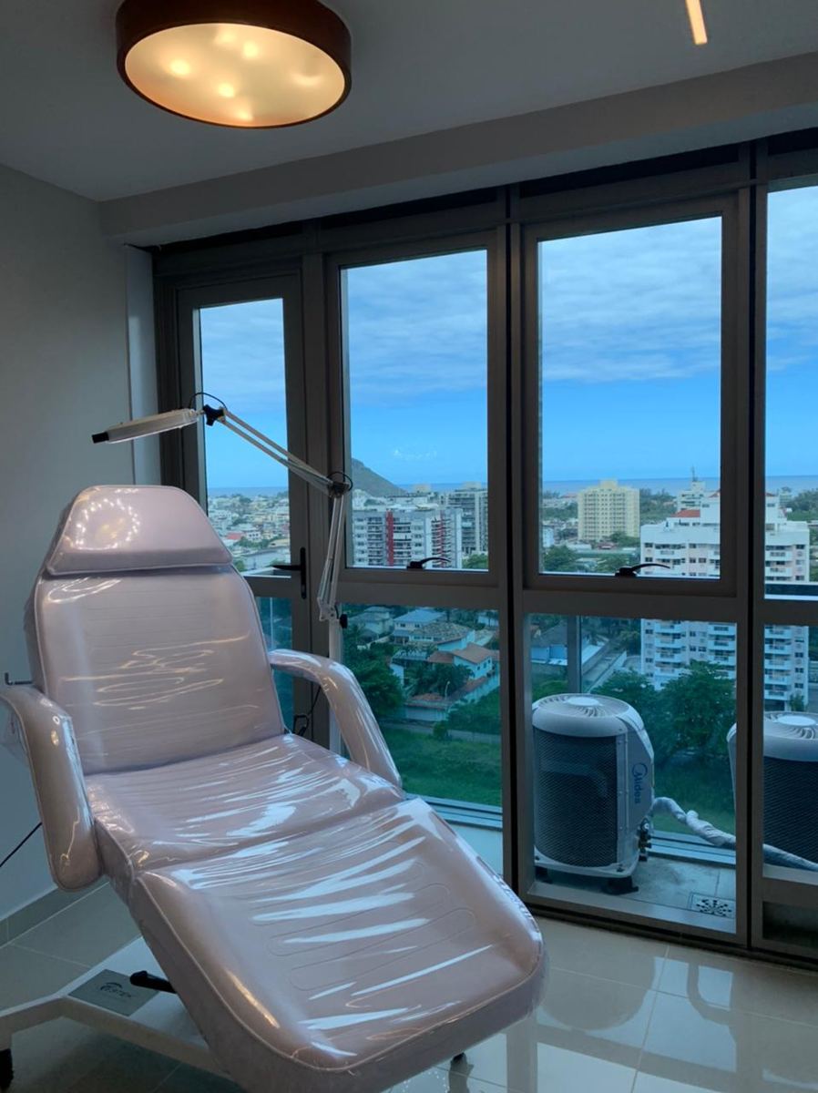Sala de atendimento da Unique Skin, com vista para o Recreio